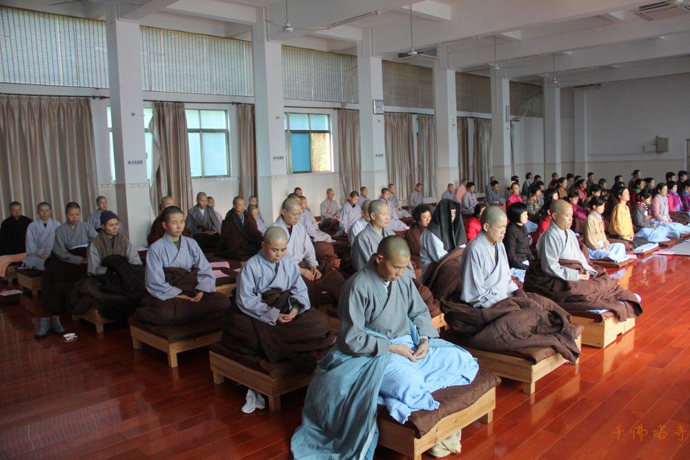 图为千佛塔寺法师们和学员们在禅堂打坐.